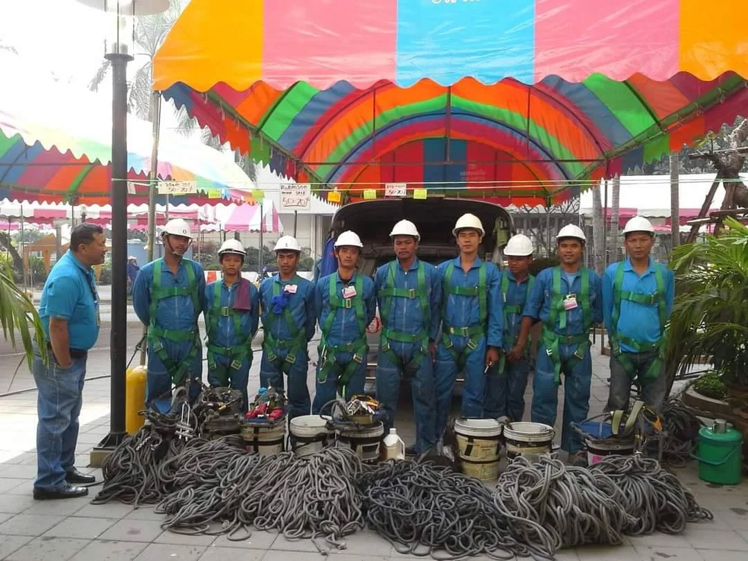 ทีมงานทำความสะอาดที่สูงจาก A.N.G.