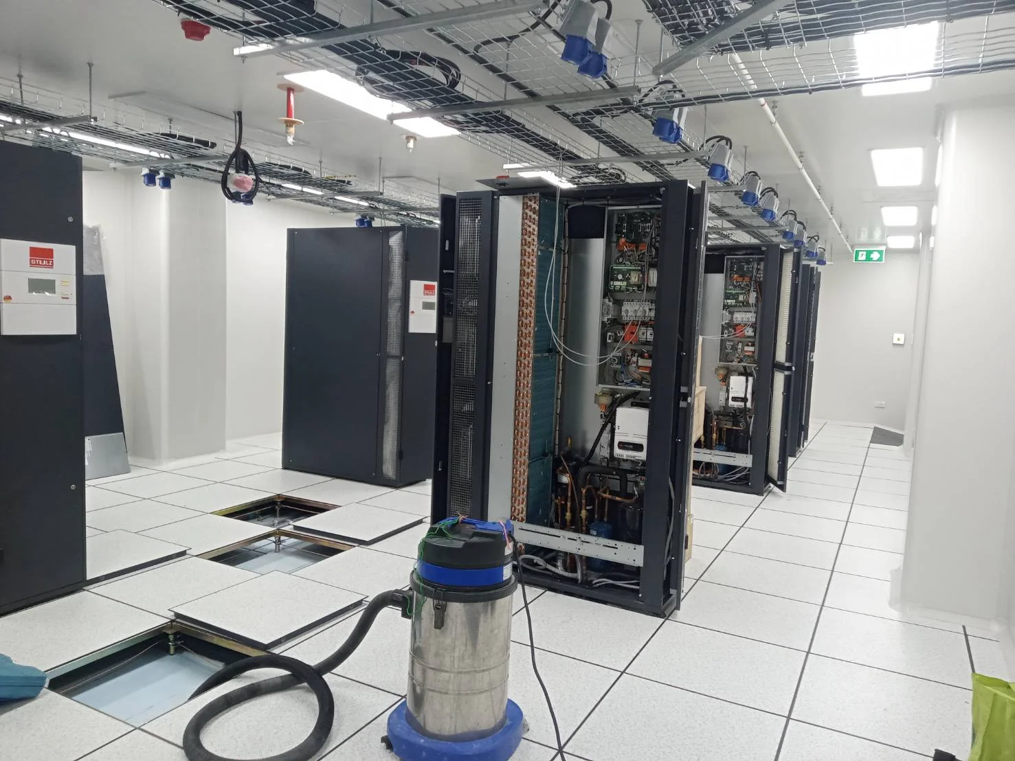 ทีมงานทำความสะอาดห้อง Server Room จาก A.N.G.